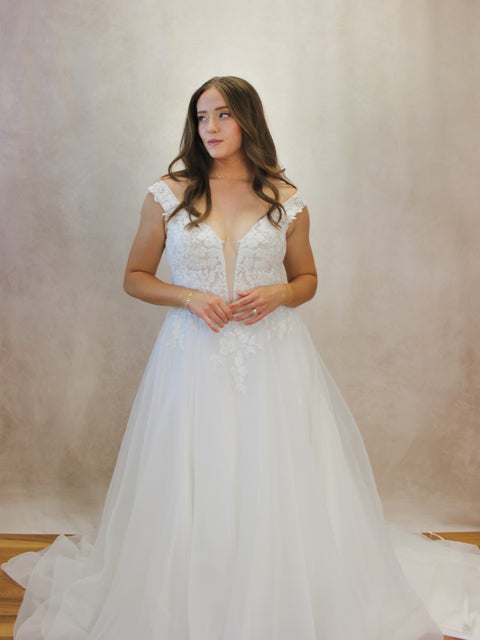 A / Paloma Blanca 4981 Size 12