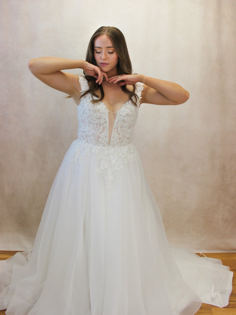 A / Paloma Blanca 4981 Size 12