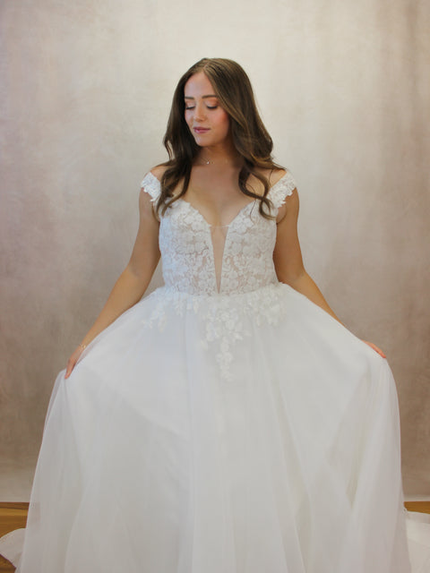 A / Paloma Blanca 4981 Size 12