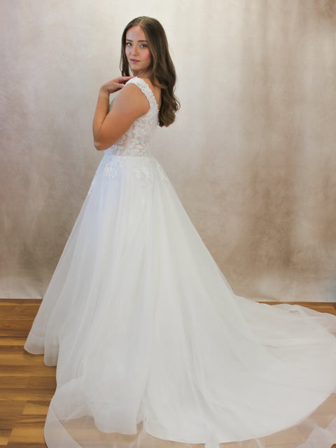A / Paloma Blanca 4981 Size 12