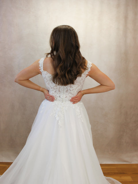 A / Paloma Blanca 4981 Size 12
