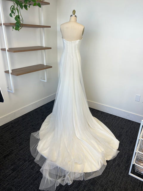 B / Theia Lindsay Size 8