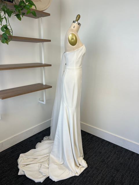 B / Theia Lindsay Size 8