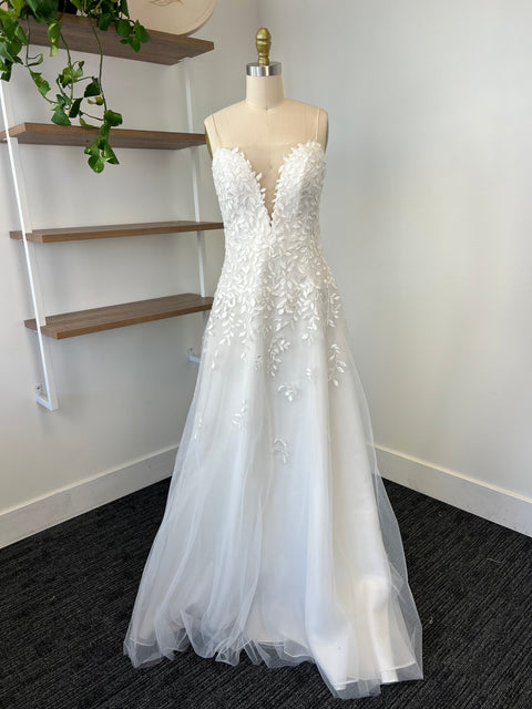 A / Theia Periwinkle Size 8