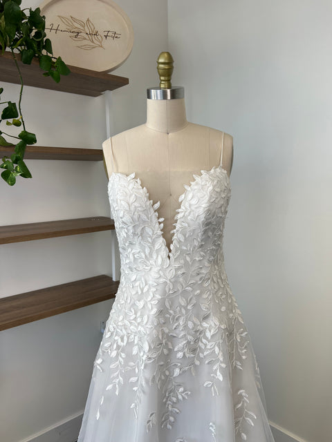 A / Theia Periwinkle Size 8