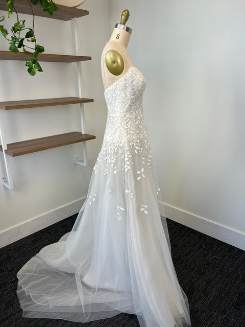 A / Theia Periwinkle Size 8