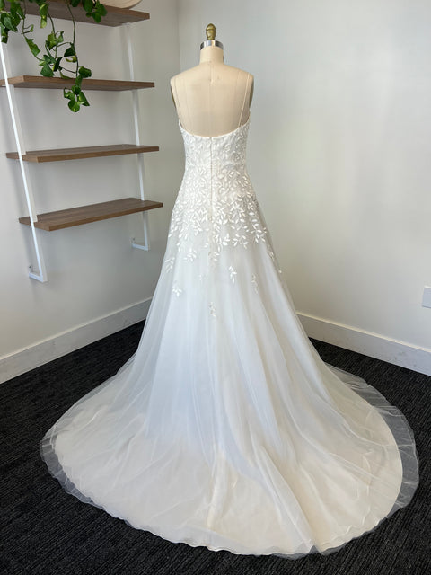 A / Theia Periwinkle Size 8