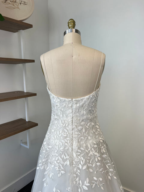 A / Theia Periwinkle Size 8