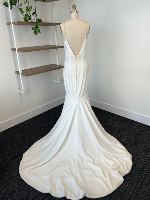 B / Theia Bruna Size 8