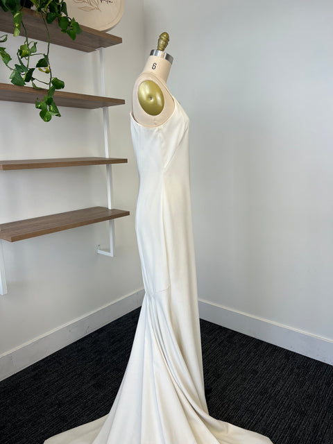 B / Theia Bruna Size 8