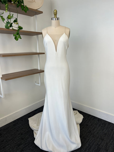 B / Theia Bruna Size 8