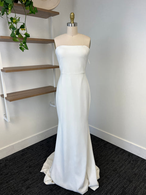 B / Theia Lindsay Size 8