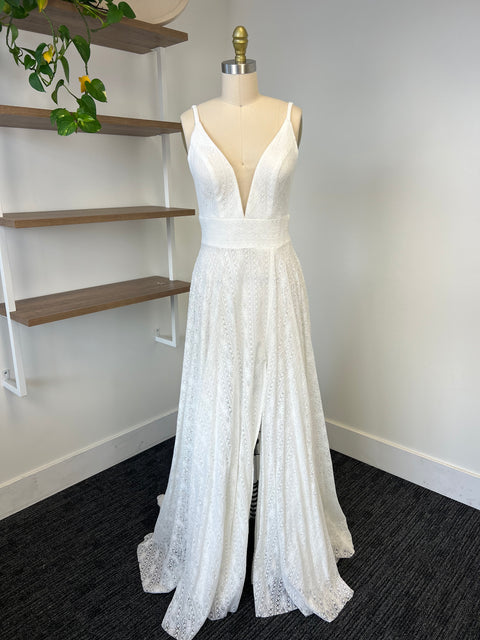 B / Logan Collection N216553 Size 6