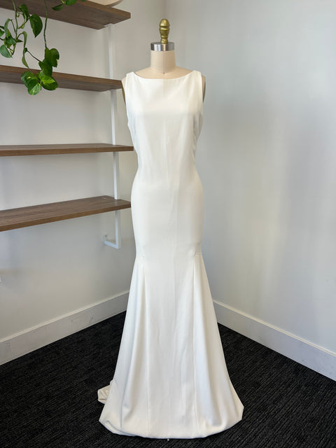B / Theia Devon Size 12