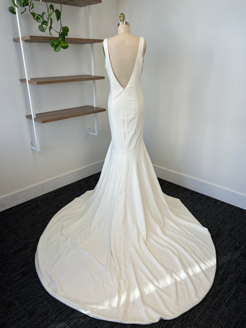 B / Theia Devon Size 12
