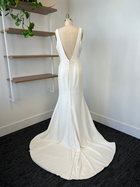 B / Theia Acacia Size 12