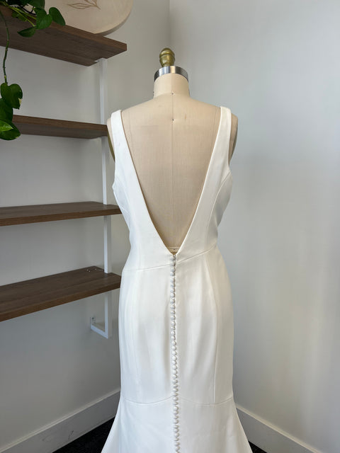 B / Theia Acacia Size 12