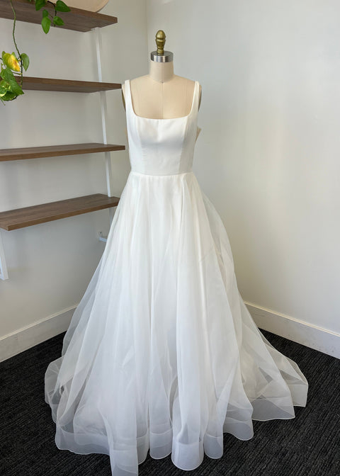 B / Mikaella 2383 Size 10
