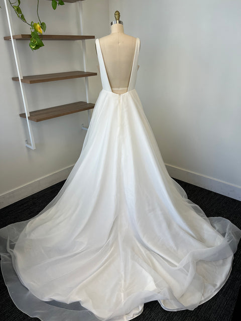 B / Mikaella 2383 Size 10