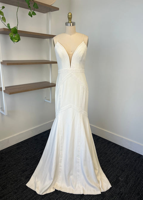 C / Theia Lola Size 8