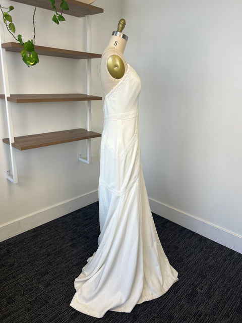 C / Theia Lola Size 8