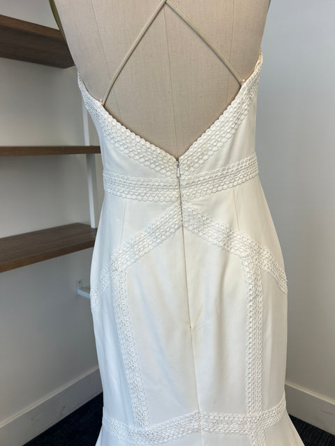 C / Theia Lola Size 8