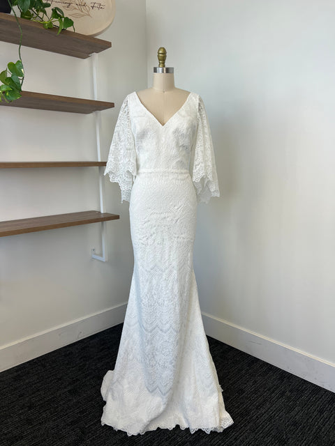 A / Theia Sandy Size 10