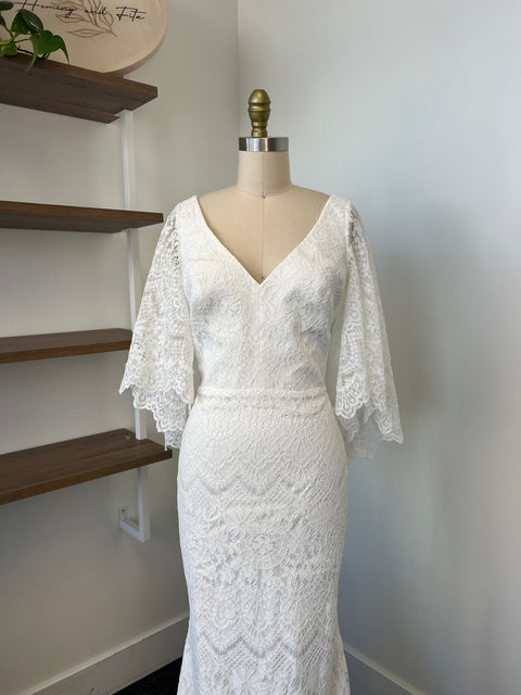 A / Theia Sandy Size 10