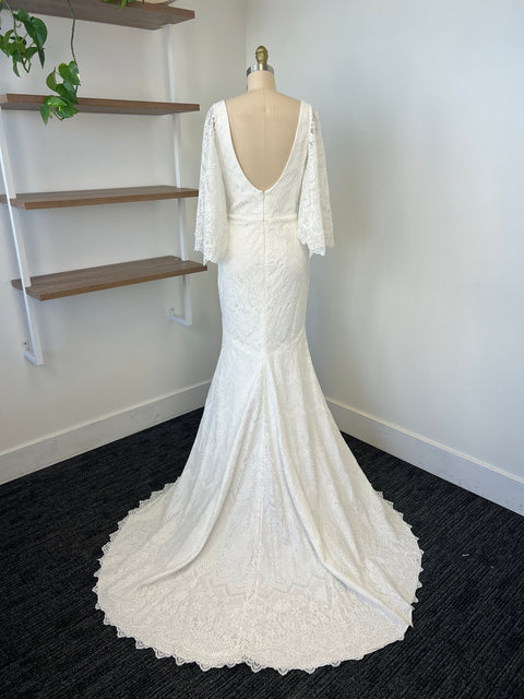 A / Theia Sandy Size 10