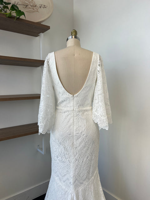 A / Theia Sandy Size 10