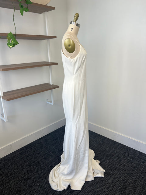 B / Theia Bruna Size 8