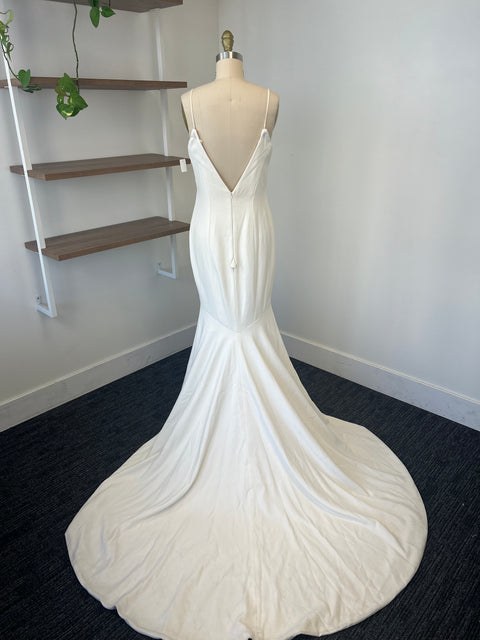 B / Theia Bruna Size 8